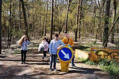Dzień Ziemi - Wolontariusze z naszej szkoły sprzątają Ogród Dendrologiczny z PZFD Poznań